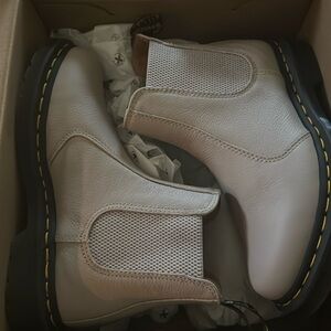 Women’s Dr Martens NIB vintage taupe in color